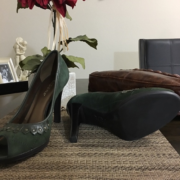 BCBG Peep Toe Heels - Picture 3 of 7